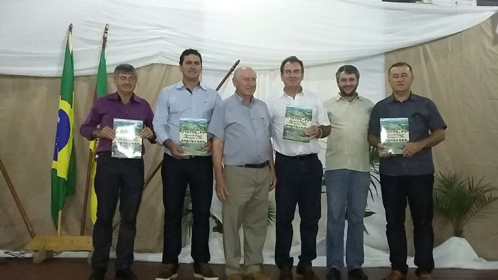 Gilso Paz prestigia o lançamento do livro que narra a história dos municípios de Ernestina e Tio Hugo