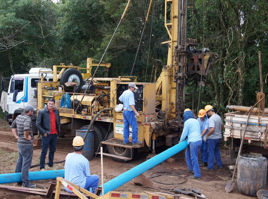 Gilso Paz acompanha trabalhos de perfuração de poço na comunidade de Linha Machado