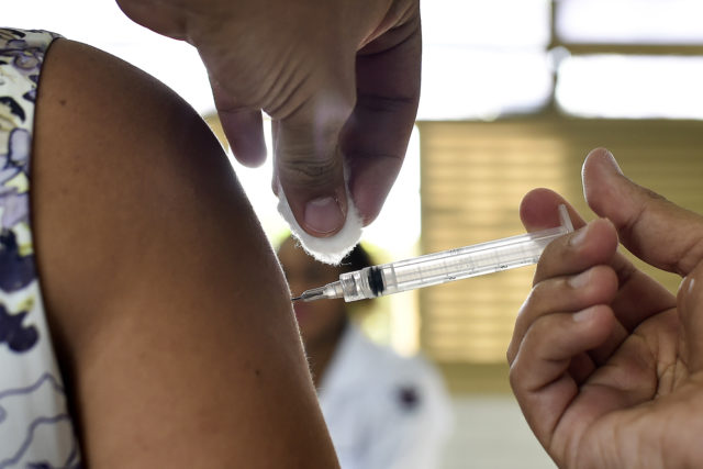 Secretaria de Saúde está vacinando homens e mulheres de até 26 anos contra o HPV