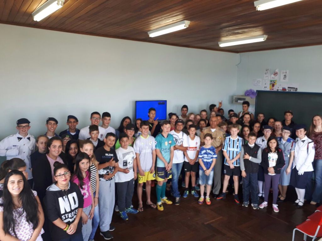Colégio Tiradentes da Brigada Militar visita escolas municipais de Tio Hugo