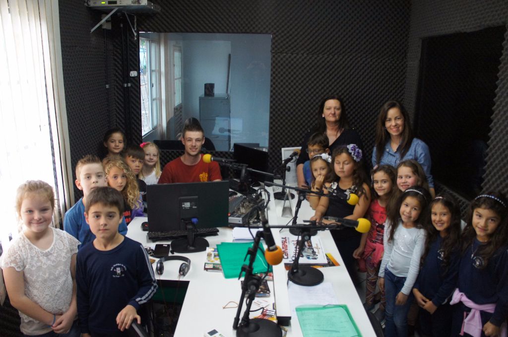 Estudantes das escolas Casemiro de Abreu e Frei Clemente visitam a Rádio Portal FM