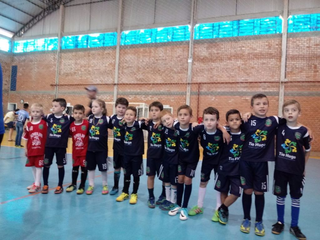 Equipe Sub-07 de Tio Hugo fica em terceiro lugar em torneio regional de futsal