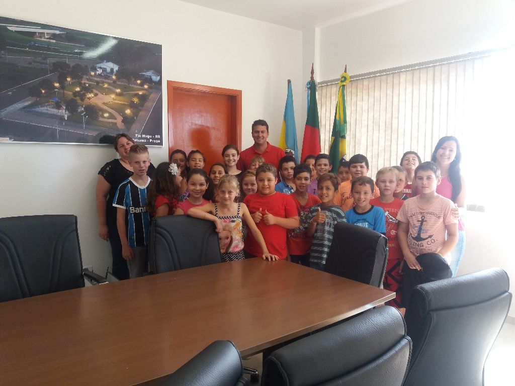 Alunos do 3º ano do ensino fundamental da Escola Antonio Parreiras visitaram o Centro Administrativo
