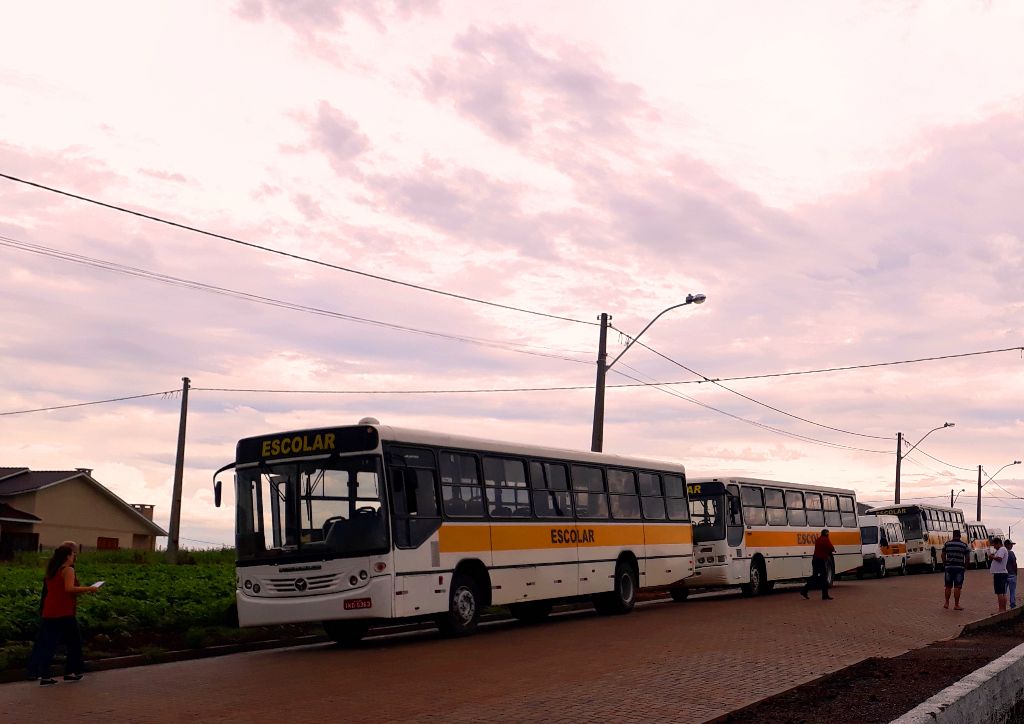 Ônibus e vans responsáveis pelo transporte escolar foram vistoriados