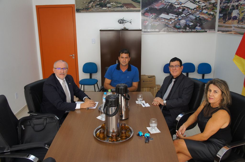 Reunião com representantes do Banrisul discute ampliação da unidade de atendimento de Tio Hugo