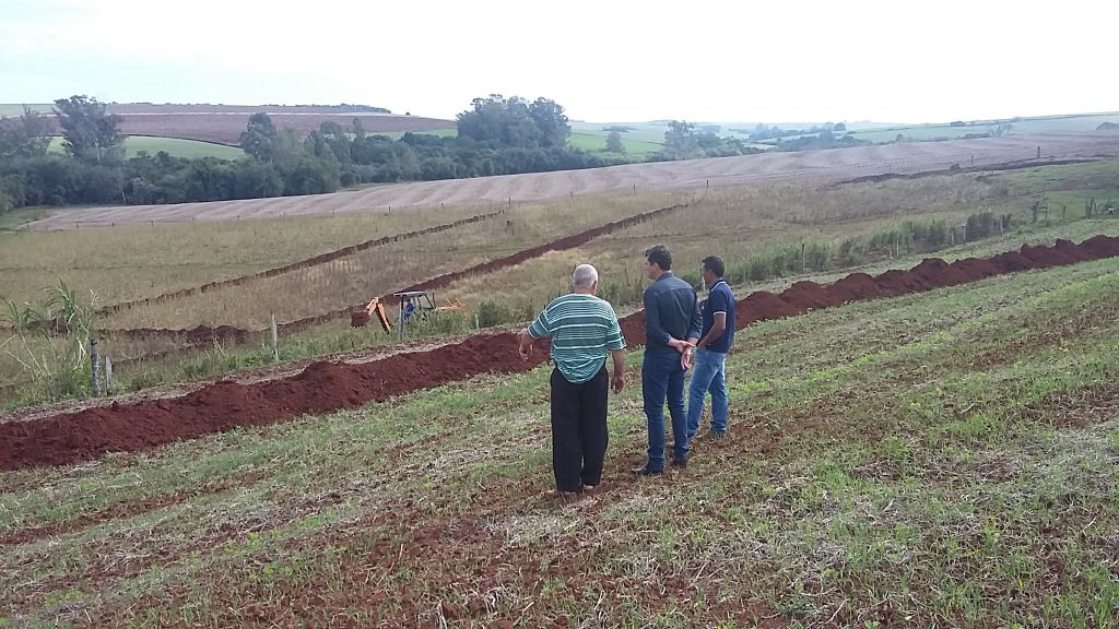 Gilso Paz acompanha obras em propriedade rural