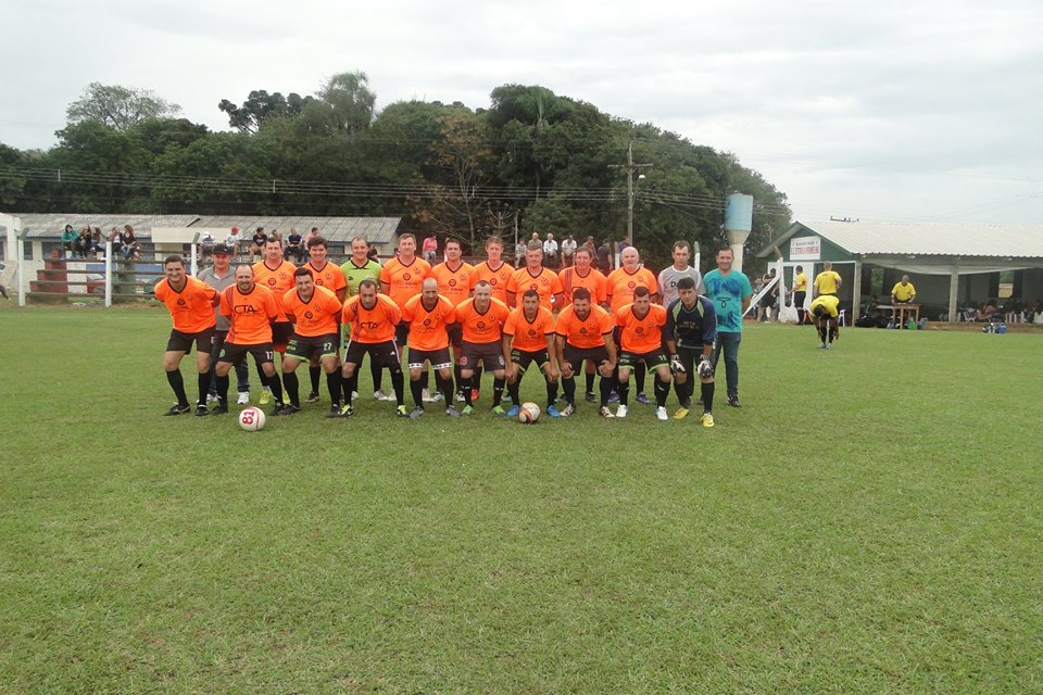 Copa dos Campeões de futebol de campo reúne times da região