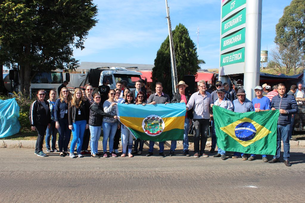 Poder Executivo Municipal de Tio Hugo participa da manifestação dos Caminhoneiros