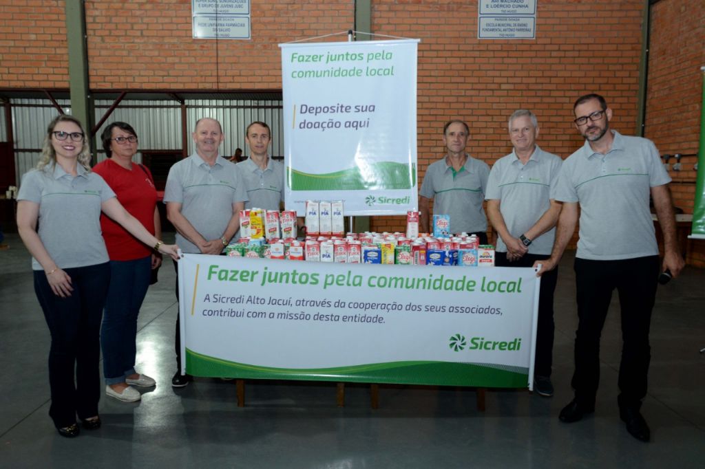 Associados da agência do Sicredi de Tio Hugo doam leite para escolas do município