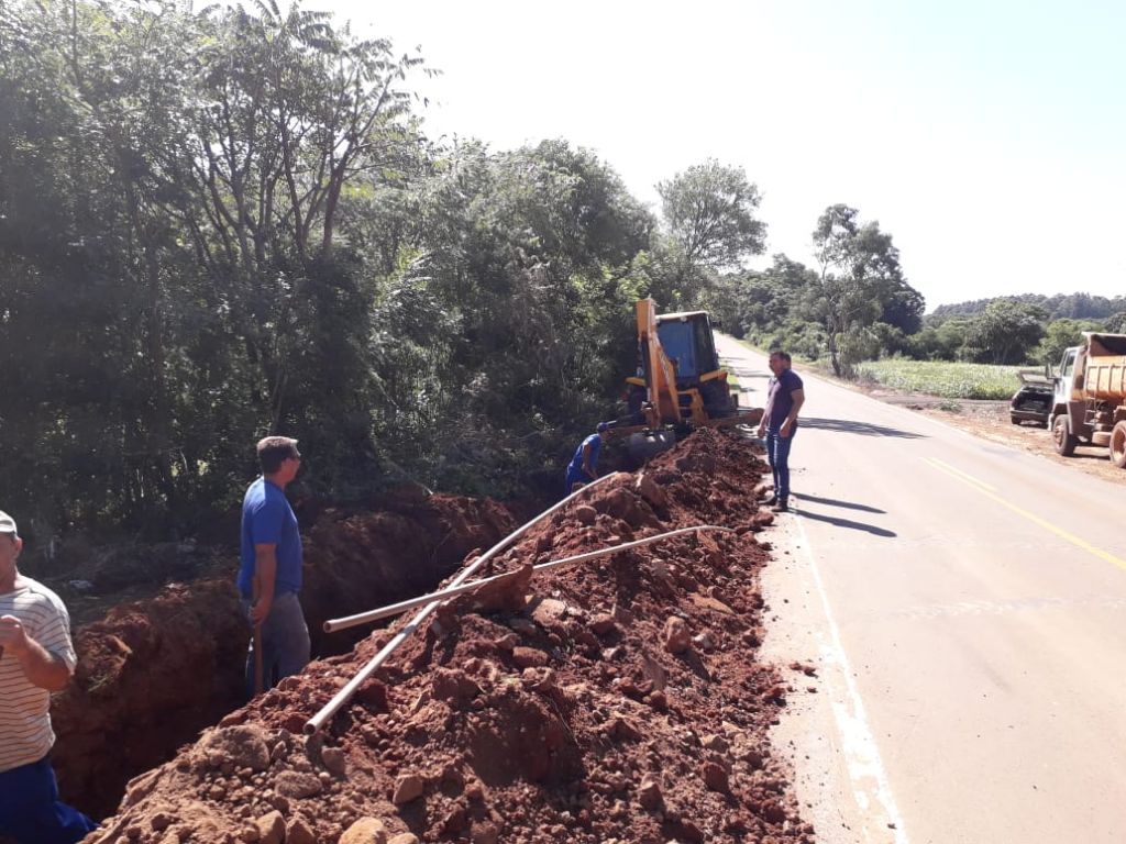 Equipes trabalham na ampliação das redes de água na comunidade da Linha Machado