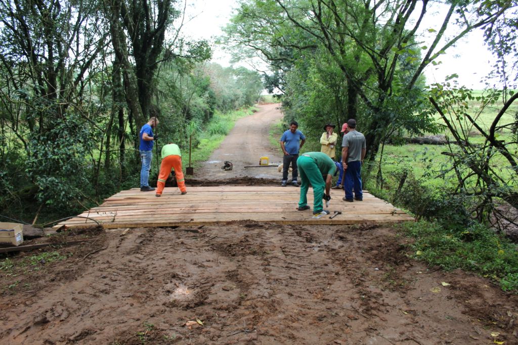 Administração municipal realiza reforma de ponte na comunidade de Polígono do Erval