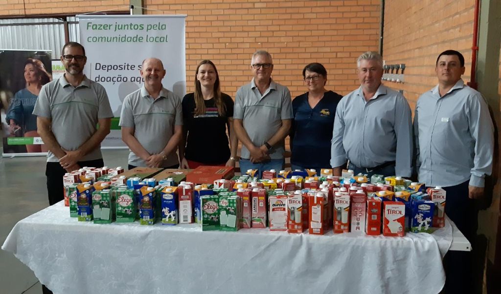 Associados do Sicredi Cooperação RS/SC de Tio Hugo doam leite para escolas do município