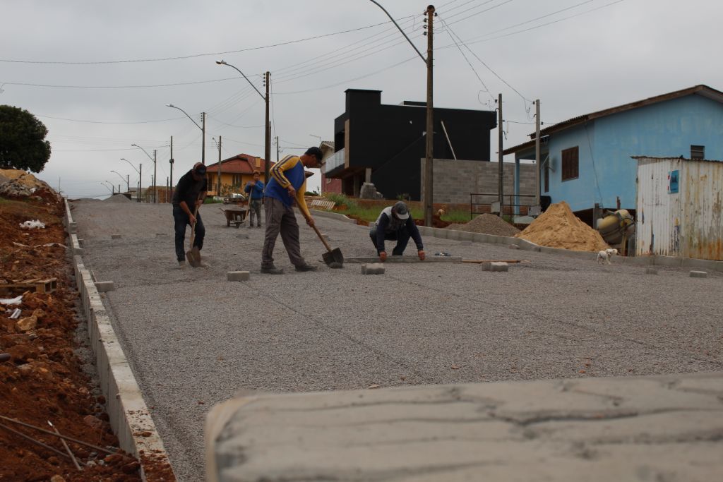 Após a conclusão de ruas no Nossa Senhora Aparecida nova etapa de obras de pavimentação chega aos bairros Rabelo e Boa Esperança