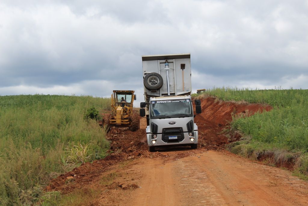 Muito trabalho: Manutenção de estradas vicinais – Polígono do Erval