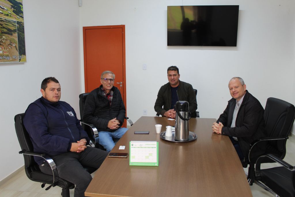 Prefeito e vice recebem a visita do secretário estadual de Desenvolvimento Urbano e Metropolitano Rafael Mallmann