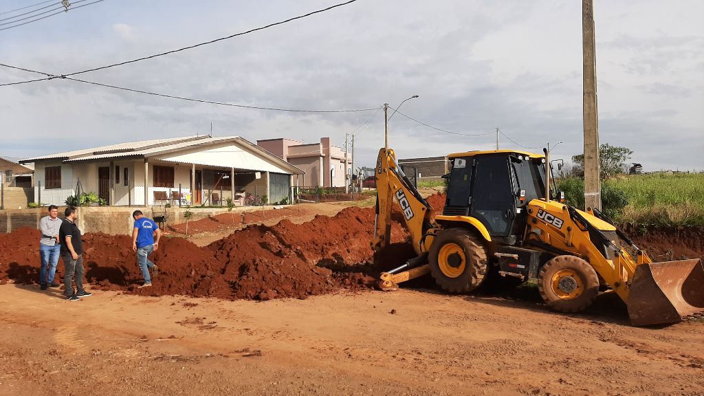 Infraestrutura: Administração Municipal executa obras de drenagem e redes de água na área urbana