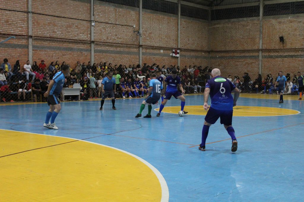 Em noite de casa cheia, Divino FC e Linha Machado FC avançam para a final do Campeonato de Futsal na categoria livre