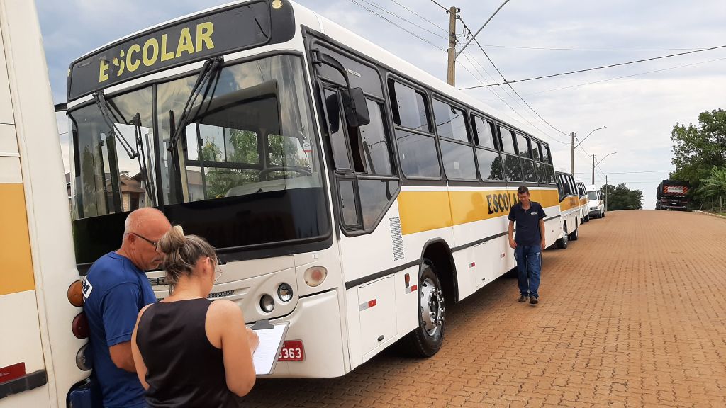 Ônibus e vans responsáveis pelo transporte escolar são vistoriados