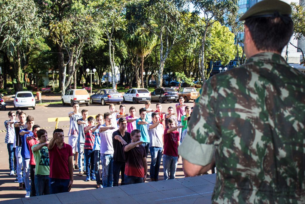 Dispensados do Serviço Militar prestam juramento à Bandeira.