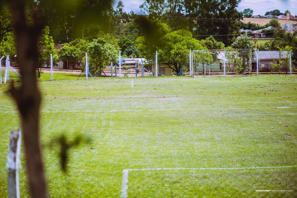 Secretaria de Obras e Departamento de Esportes promovem reparos no Campo Municipal de Futebol Sete.