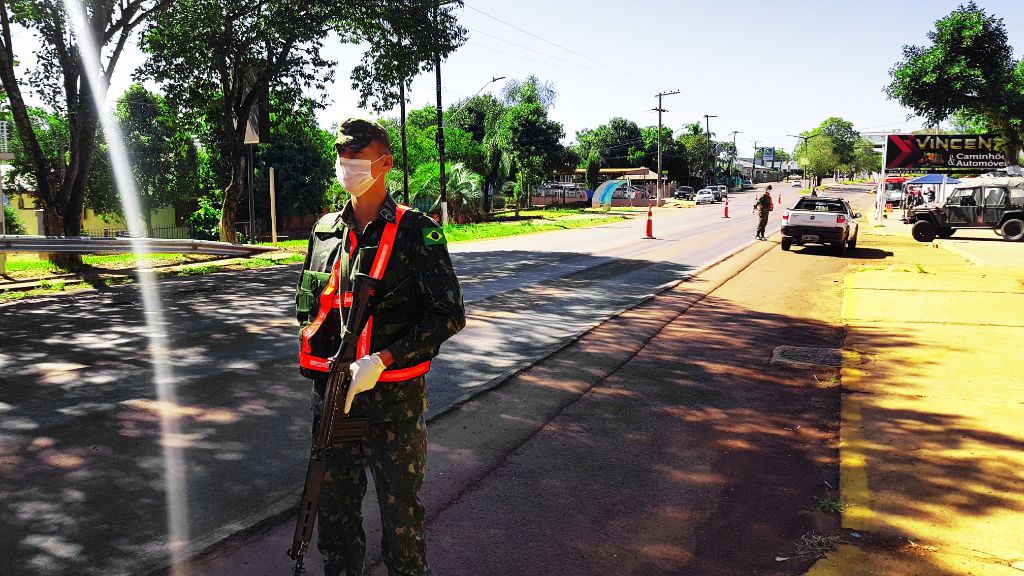 SAÚDE I Acompanhe o trabalho do exército nas barreiras sanitárias do município de Espumoso