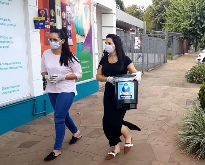 SAÚDE I Lixeiras para descarte de máscaras, luvas e demais EPIs são distribuídas às farmácias em Espumoso