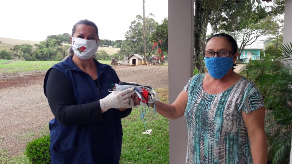 PARCEIROS DA SAÚDE  I Voluntários do interior do município confeccionam máscaras para doação
