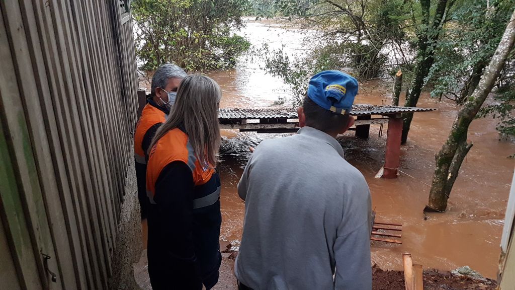 ADINISTRAÇÃO I Excesso de chuvas causa enchente de rios no município