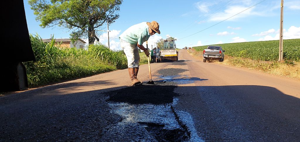 OBRAS I Secretaria de Obras de Espumoso faz tapa-buracos na VRS817 e ruas do município