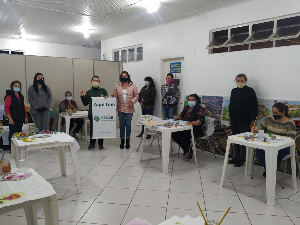 Prefeitura e Sindicato Rural de Espumoso promoveram curso de pintura em tecidos