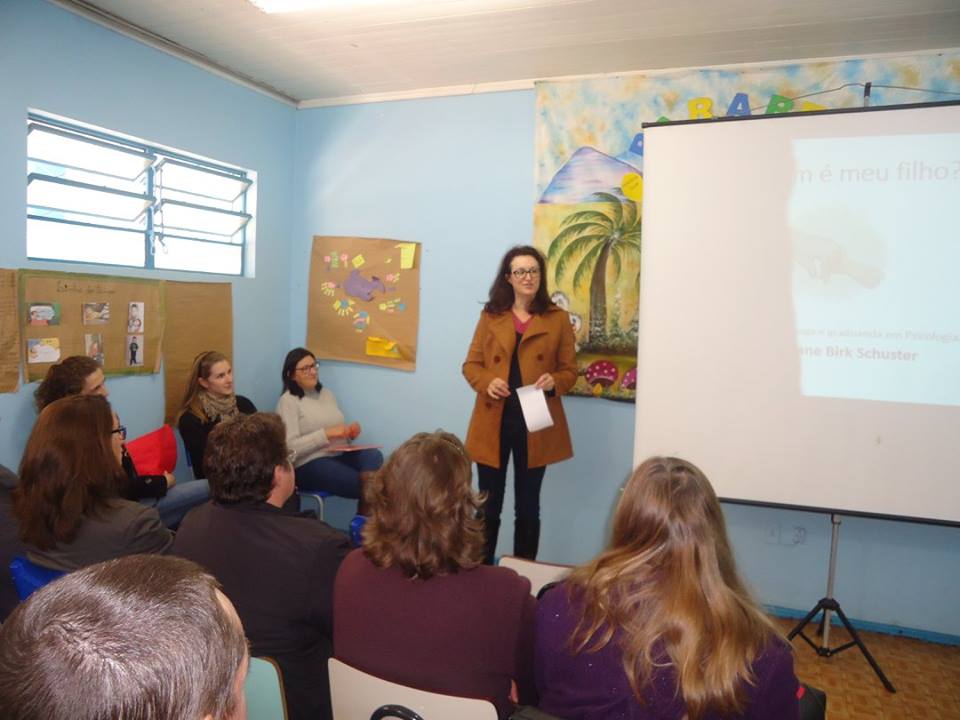 Pais de estudantes da rede municipal participam de conversa com Psicopedagoga