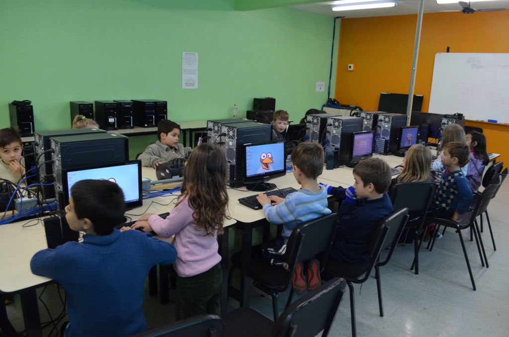 Secretaria de Educação adquire novos computadores para as escolas municipais.