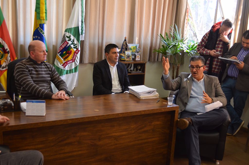 Prefeito recebe a visita do ex-prefeito de Canoas Jairo Jorge