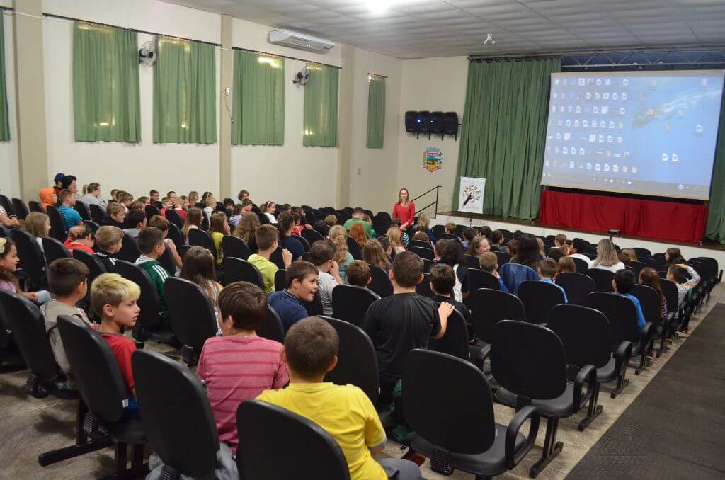 Secretaria de Educação realizou sessões de cinema para comemorar o Dia das Crianças