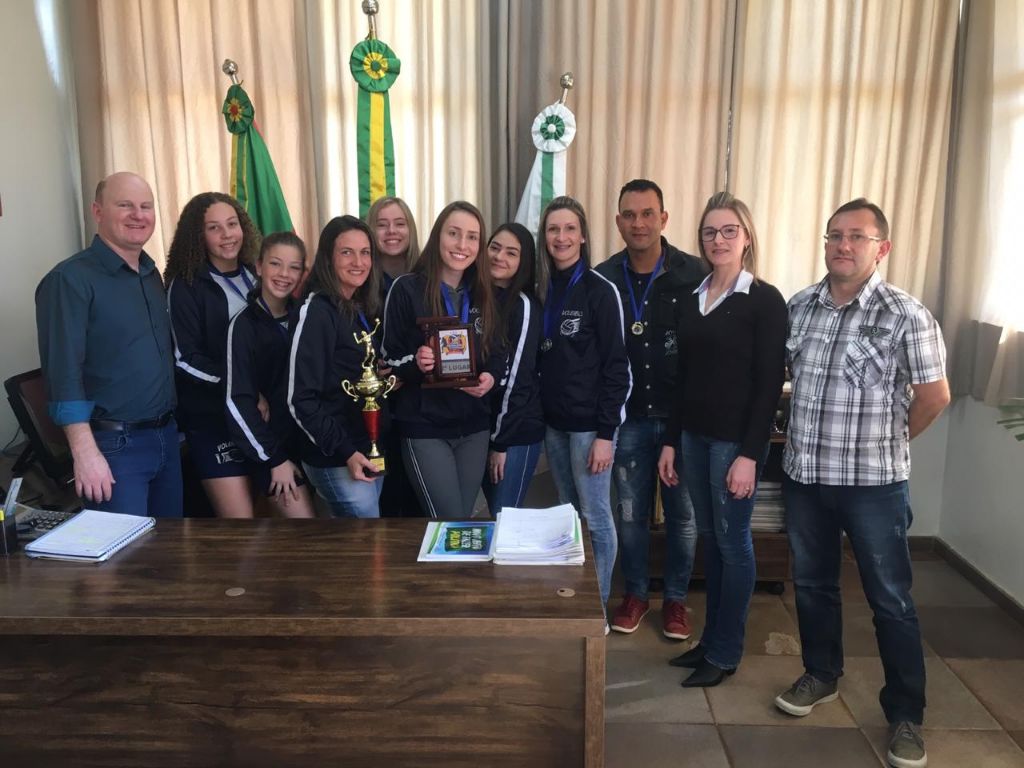 Equipe Oficina de Voleibol CRAS/Victor Graeff já levanta troféus
