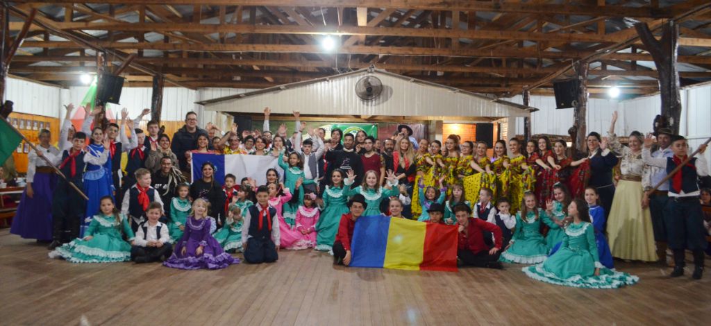 Invernadas do CTG Galdino Marques e grupos artísticos da Romênia e Chile encantam o público