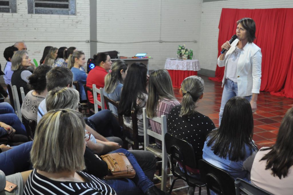 Secretaria Municipal de Educação promoveu ciclo de palestras pedagógicas nas escolas
