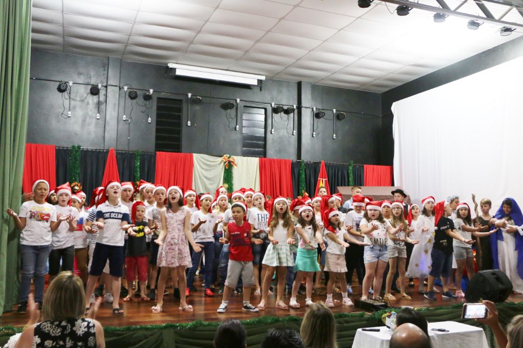 EMEF Leonel de Moura Brizola promoveu festividade de Natal e formatura do 9º ANO