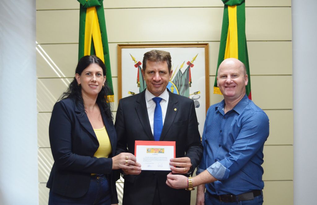 Prefeitura e ACIVG entregam convites para o 19º Festival Nacional da Cuca com Linguiça a autoridades em Porto Alegre