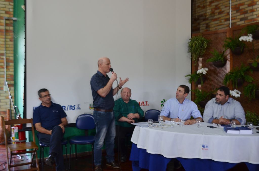 Prefeito Cláudio Alflen participou de debate sobre PEC de extinção dos pequenos municípios na Expodireto Cotrijal
