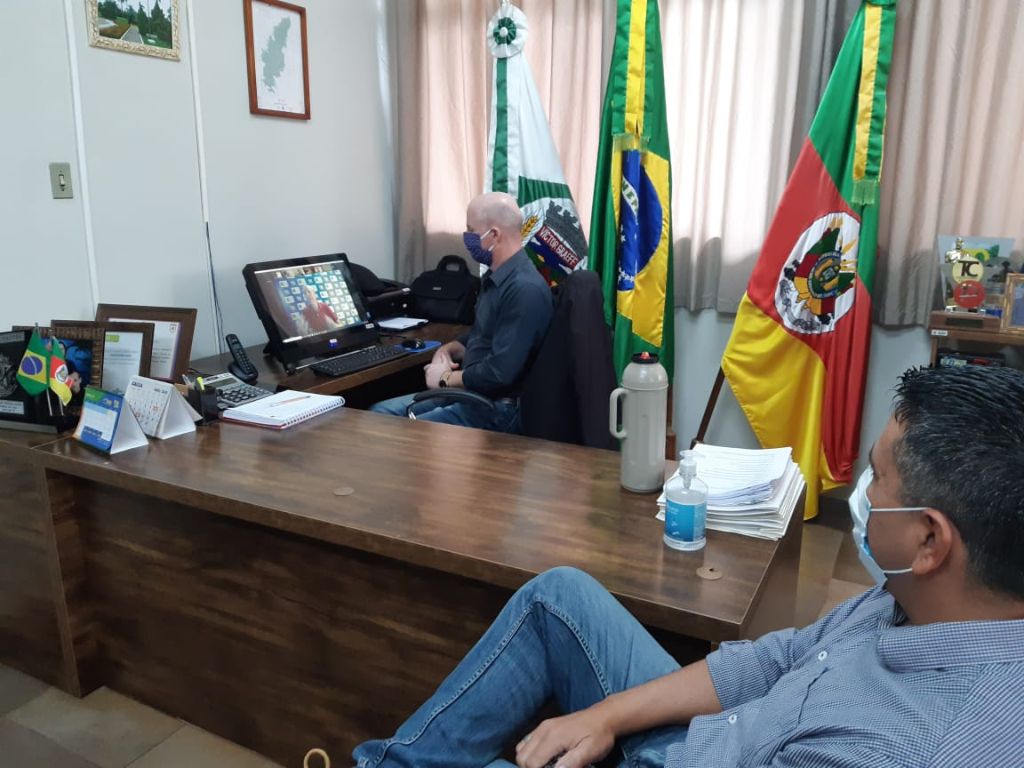 Prefeito Cláudio Alflen participa de videoconferência organizada pelo Comaja