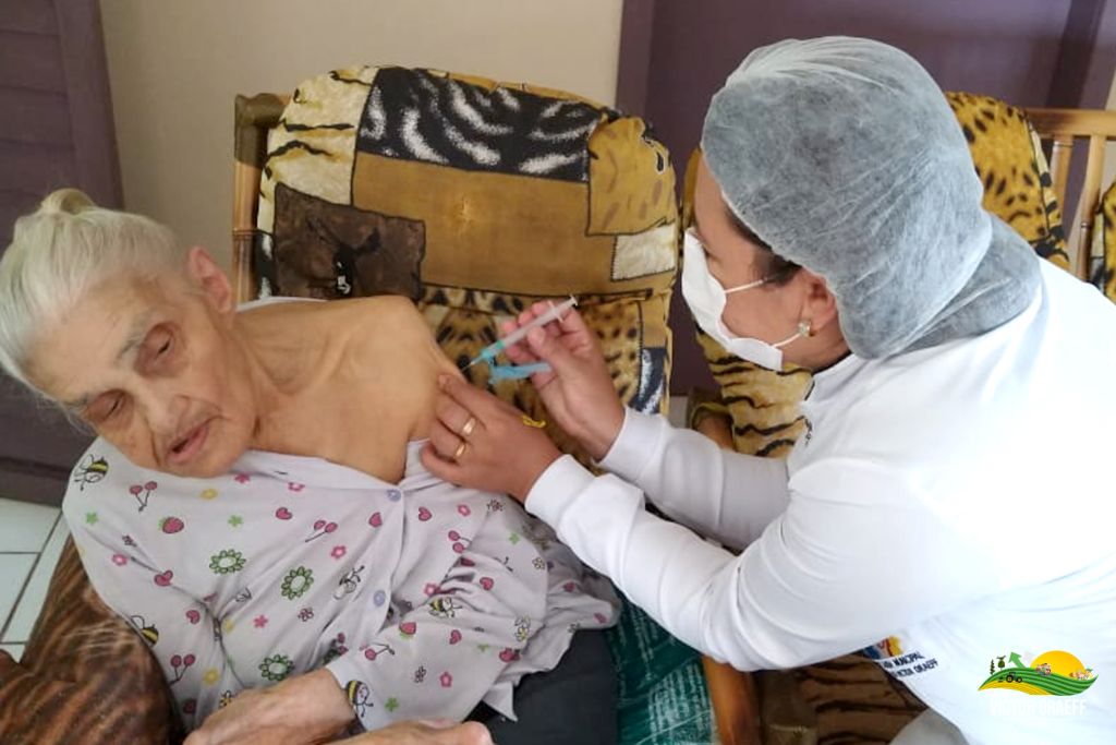 Victor Graeff inicia vacinação de idosos acamados
