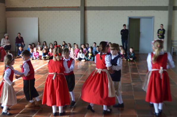 O Grupo Municipal de Danças Folclóricas Alemãs Frohe Kinder movimenta a cidade