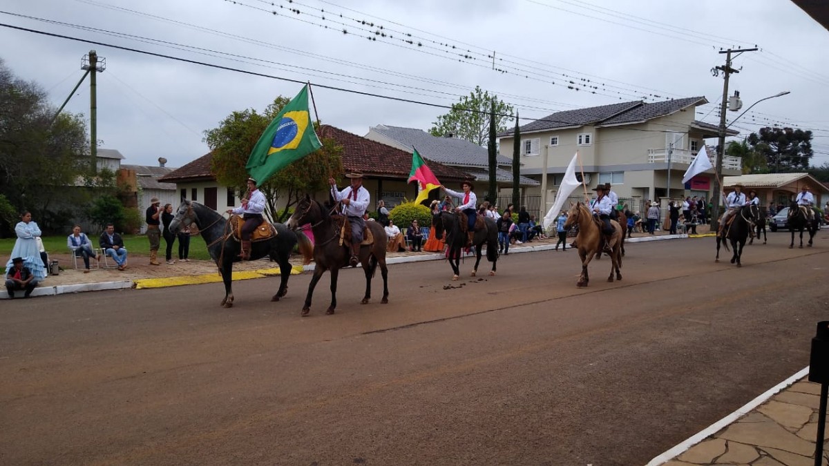     Desfile FARROUPILHA foi marcante em Ernestina