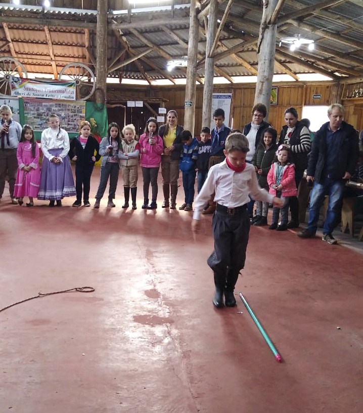 Comunidade escolar foi envolvida em atividades lúdicas que propagaram a cultura gaúcha