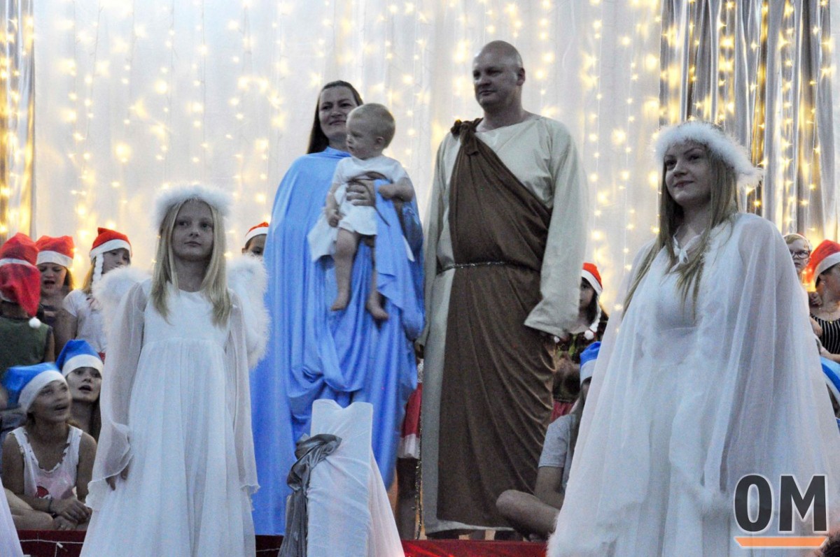 7º Natal Cristão teve homenagens, apresentações dos
 estudantes e bênçãos religiosas (Crédito da imagem: Isamara Baumgratz/Jornal O Mensageiro)