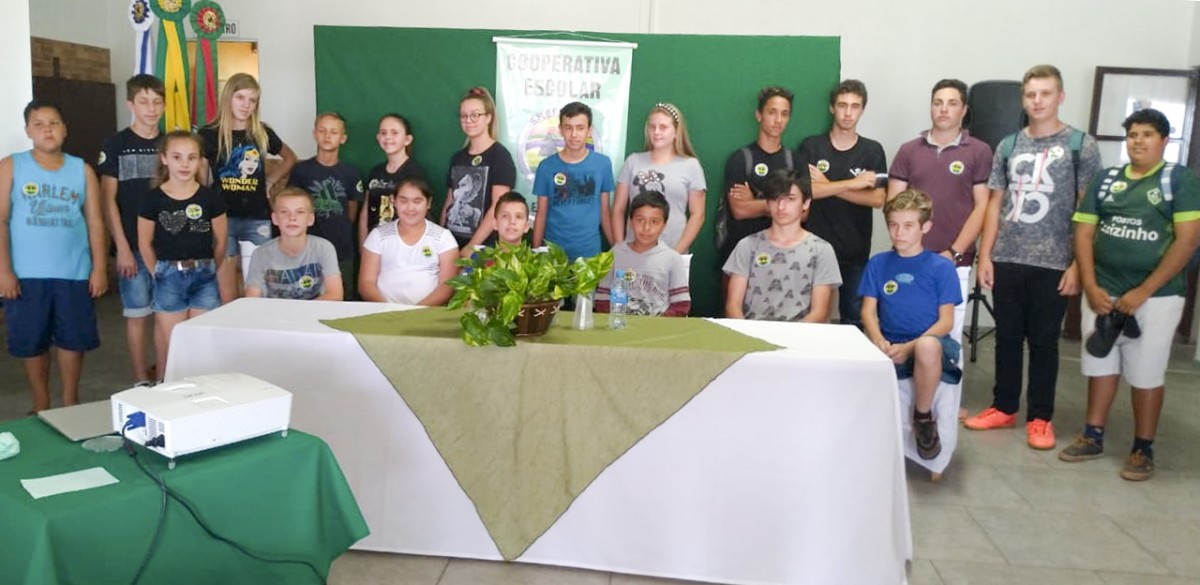Estudantes lançam a cooperativa escolar Coopecarte