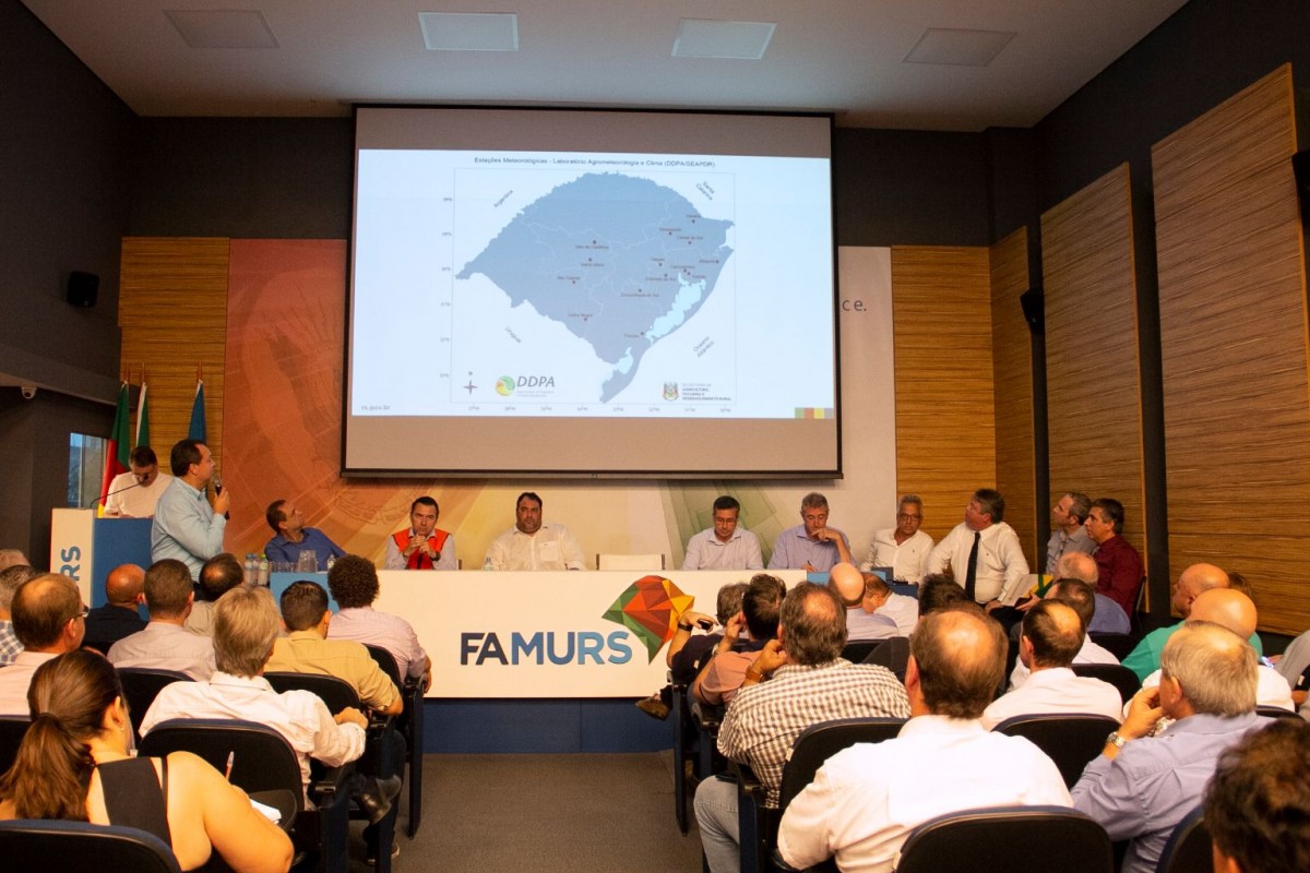 Gestores municipais gaúchos debatem medidas para
reduzir os danos da falta de chuva (Crédito da imagem: Analice Bolzan/Famurs)