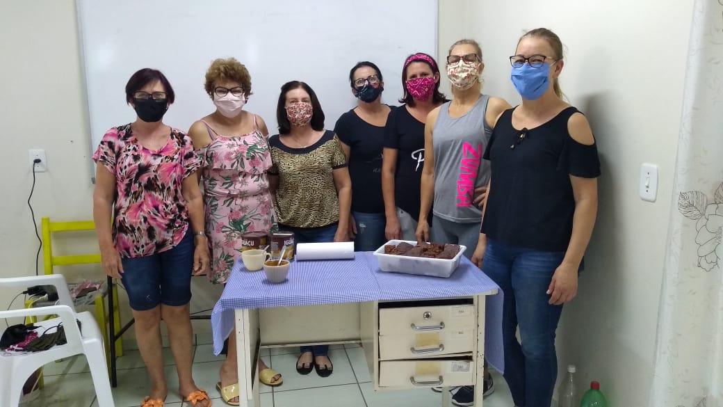 Voluntárias produzem máscaras para doação à comunidade