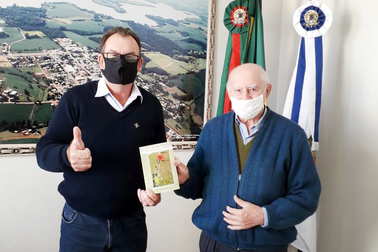 Padre Adalíbio presenteia prefeito Nico com novo livro “E a estaca brotou e floriu”